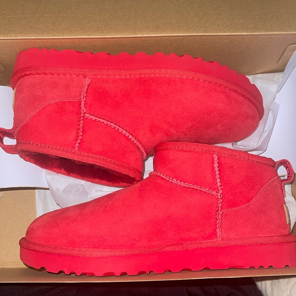 UGG ULTRA MINIS NEVER WORN